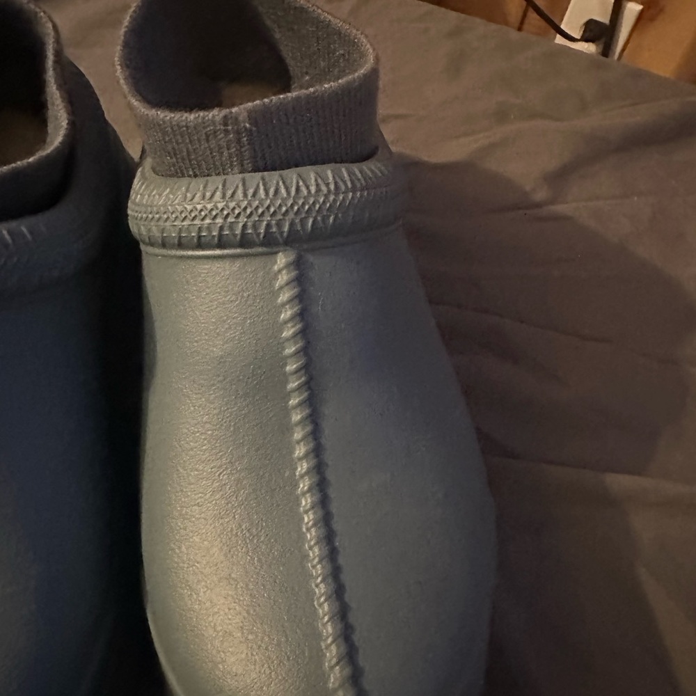 Ugg clogs size 6 never worn